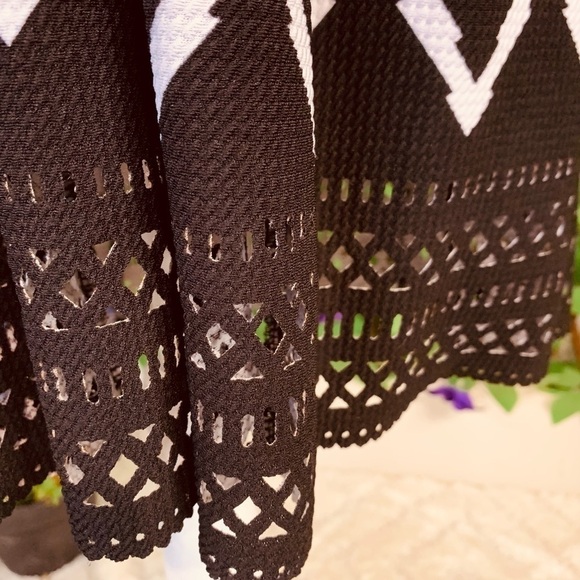 Robbie Bee Signature Black White ZigZag Stripped Dress Red Lining Size Medium - Picture 5 of 6